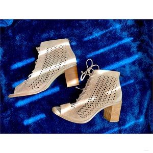 Vince Camuto Sandal with heel